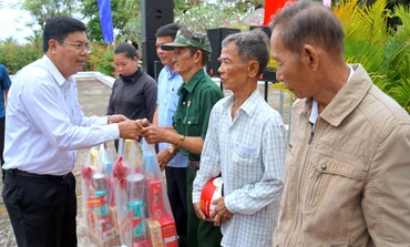 Bí thư Tỉnh ủy Cà Mau Nguyễn Tiến Hải (bìa trái) trao tặng quà Tết cho nhân dân vùng căn cứ Xẻo Đước vào sáng 11/1.