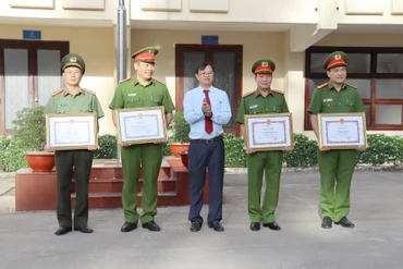Đồng chí Cao Tiến Dũng trao tặng Bằng khen cho 4 tập thể tham gia điều tra bắt nhanh đối tượng cướp ngân hàng.