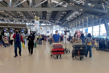 Du khách quốc tế tại sân bay Suvarnabhumi, Thái Lan.