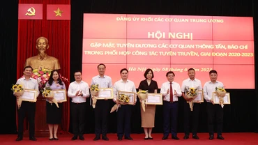 Các đồng chí Uỷ viên Trung ương Đảng: Nguyễn Văn Thể, Bí thư Đảng uỷ Khối; Lê Quốc Minh, Tổng Biên tập Báo Nhân Dân, Phó trưởng Ban Tuyên giáo Trung ương trao Bằng khen tặng các cơ quan báo chí tiêu biểu.