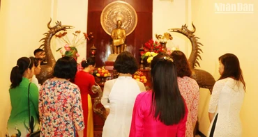 Thành kính dâng hương tưởng nhớ Chủ tịch Hồ Chí Minh vĩ đại (Ảnh: NGUYỄN HIỆP)
