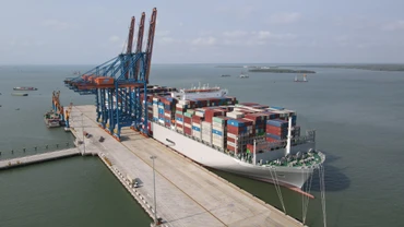 Siêu tàu container OOCL Spain với sức chở 24.188 TEU.