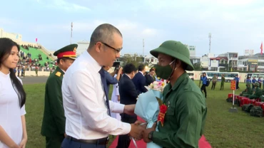 Đồng chí Phạm Đại Dương, Ủy viên Trung ương Đảng, Bí thư Tỉnh ủy, Trưởng Đoàn Đại biểu Quốc hội tỉnh Phú Yên tặng hoa, động viên các thanh niên thành phố Tuy Hòa lên đường nhập ngũ.