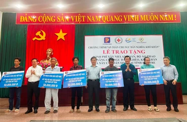 Lãnh đạo tham dự buổi lễ và nhà tài trợ trao bảng tượng trưng hỗ trợ xây dựng nhà ở cho ngư dân nghèo, khó khăn.