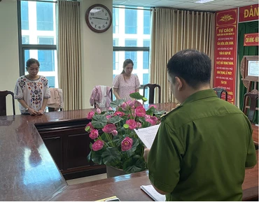 Công an Cần Thơ tống đạt quyết định khởi tố 2 bị can. (Ảnh: Công an Cần Thơ)