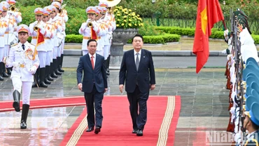 Chủ tịch nước Võ Văn Thưởng và Tổng thống Đại Hàn Dân Quốc Yoon Suk Yeol duyệt Đội Danh dự Quân đội nhân dân Việt Nam. 