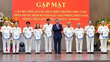 Tổng Bí thư Tô Lâm trao quà tặng các cán bộ Công an chi viện chiến trường miền nam.