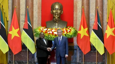 Tổng Bí thư, Chủ tịch nước Tô Lâm và Tổng thống Cộng hòa Mozambique Filipe Jacinto Nyusi chụp ảnh chung sau lễ đón.