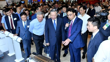 Tổng Bí thư Tô Lâm và các đồng chí lãnh đạo Đảng, Nhà nước tham quan triển lãm "Những thành tựu trong phát triển kinh tế tư nhân và các gian hàng trưng bày sản phẩm của các doanh nghiệp tư nhân".