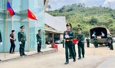Lễ đón các hài cốt liệt sĩ quân tình nguyện Việt Nam được tổ chức trang trọng tại Cửa khẩu quốc tế Cầu Treo.