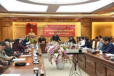 Bí thư Tỉnh ủy Hà Tĩnh Hoàng Trung Dũng ghi nhận và đánh giá cao những đóng góp của đội ngũ trí thức, văn nghệ sĩ, báo chí trong thời gian qua. 