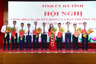 Các đồng chí Thường trực Tỉnh ủy Hà Tĩnh tặng hoa chúc mừng các đồng chí nhận nhiệm vụ mới.
