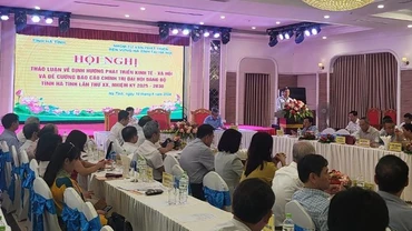 Lãnh đạo tỉnh Hà Tĩnh tiếp thu ý kiến đóng góp của các chuyên gia, nhà khoa học tham dự hội thảo.