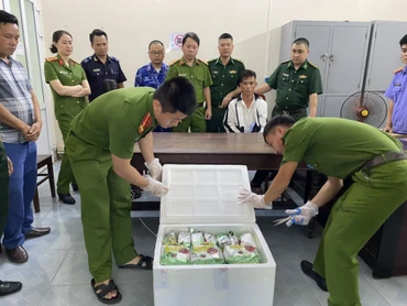 Đối tượng Sếnh và tang vật vụ án.