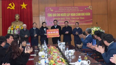 Nguyên Chủ tịch nước Trương Tấn Sang trao biểu trưng tặng 200 suất quà Tết cho các hộ gia đình gặp hoàn cảnh khó khăn ở Đức Thọ.