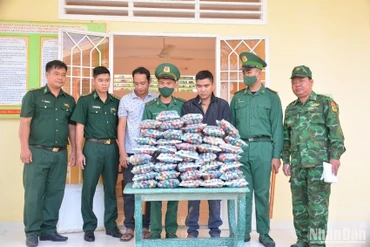 Tang vật pháo lậu và các đối tượng bị lực lượng Bộ đội Biên phòng bắt giữ.