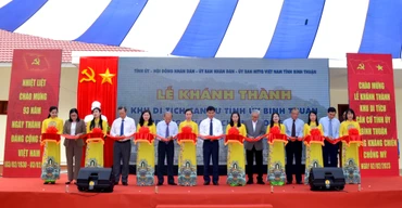 Các đồng chí lãnh đạo, nguyên lãnh đạo tỉnh Bình Thuận cắt băng khánh thành Khu Di tích căn cứ Tỉnh ủy Bình Thuận trong kháng chiến chống Mỹ.