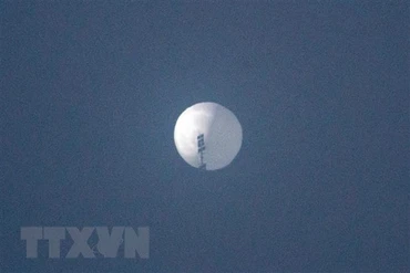 Khinh khí cầu của Trung Quốc bay qua không phận Billings, Montana, Mỹ, ngày 2/2/2023. (Ảnh: AFP/TTXVN)