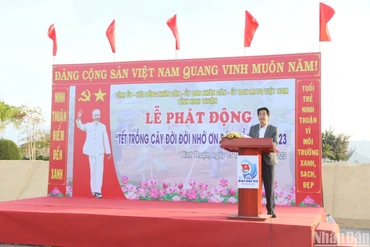 Phó Chủ tịch Ủy ban nhân dân tỉnh Ninh Thuận Nguyễn Long Biên phát biểu kêu gọi cán bộ, nhân dân trong tỉnh tích cực hưởng ứng Lễ phát động.