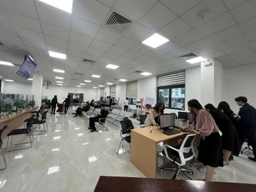 Người dân đến giải quyết thủ tục hành chính tại Trung tâm phục vụ hành chính công quận Cầu Giấy, Hà Nội. (Ảnh: Internet)