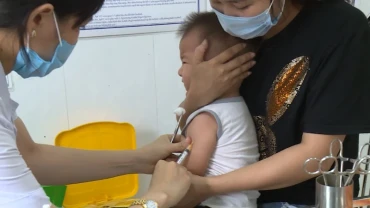 Tiêm vaccine phòng sởi tại Trung tâm Y tế quận Hoàn Kiếm. (Ảnh: THÚY QUỲNH)