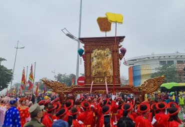 Người dân rước kiệu thánh ra sông Hồng làm lễ rước nước tại Lễ hội Đình Nhật Tân. (Ảnh: DIỆP VÂN)