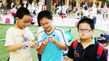 Ngày càng có nhiều em nhỏ phải trang bị kính để hỗ trợ thị lực. (Ảnh: SONG ANH)