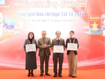 Ban Tổ chức trao Giải Nhất - Giải Bìa báo đẹp cho Báo Nhân Dân và 2 giải gian trưng bày đẹp tại Hội báo Xuân cho Đài Phát thanh - Truyền hình Hà Nội và Thư viện Hà Nội.