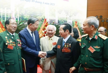 Tổng Bí thư Tô Lâm và các đại biểu tại buổi gặp mặt của lãnh đạo Đảng, Nhà nước với đại diện cựu chiến binh, cựu thanh niên xung phong, dân quân tự vệ tham gia cuộc kháng chiến chống Mỹ cứu nước, ngày 9/4/2025. (Ảnh: TÚ QUÂN)