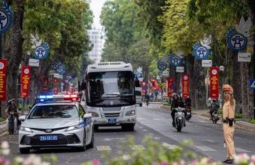 Cảnh sát giao thông Hà Nội làm nhiệm vụ dẫn đoàn và bảo đảm giao thông trên địa bàn Thủ đô. (Ảnh: TRƯỜNG THẮNG)