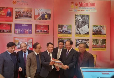 Các đại biểu tham quan gian trưng bày báo Nhân Dân.
