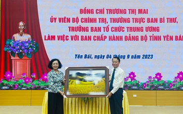 Đồng chí Trương Thị Mai nhận bức tranh Mùa vàng Mù Cang Chải do Tỉnh ủy Yên Bái tặng.