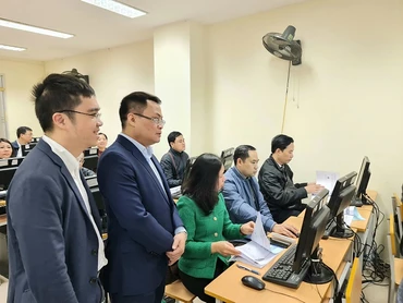 Lãnh đạo Sở Thông tin và Truyền thông Hà Nội cùng Công ty TNHH Hệ thống thông tin FPT kiểm tra công tác tổ chức tập huấn.