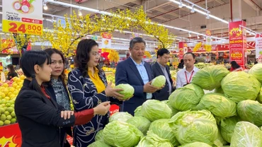 Đồng chí Nguyễn Mạnh Quyền (giữa) kiểm tra công tác cung ứng hàng hóa trên địa bàn.