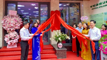Các đại biểu thực hiện nghi thức gắn biển công trình.