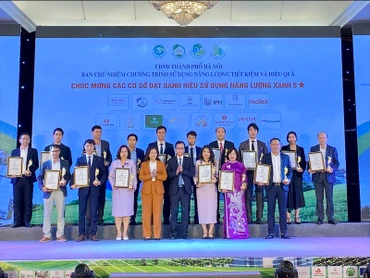 Lãnh đạo Sở Công thương Hà Nội trao chứng nhận cho các đơn vị đạt danh hiệu sử dụng năng lượng xanh 5 sao.