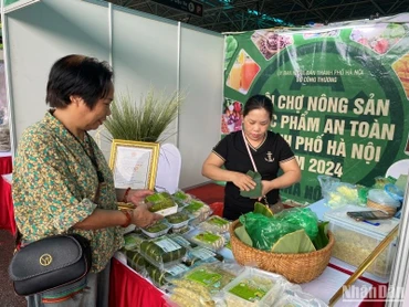 Người tiêu dùng mua sắm các sản phẩm Cốm Mễ Trì.