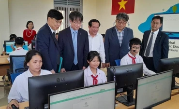 Đại diện dự án SGI Dream Class trao tặng phòng máy cho Trường trung học cơ sở Cao Viên.