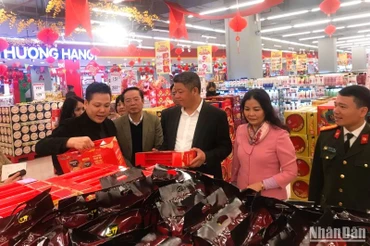 Đoàn công tác kiểm tra siêu thị Winmart tại Trung tâm thương mại Vincom Mega Mall Smart City (Hà Nội).