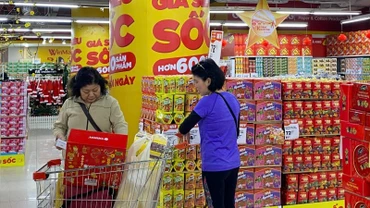 Người tiêu dùng mua sắm tại siêu thị Winmart Royal City (Hà Nội).