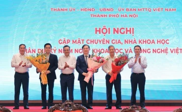 Lãnh đạo thành phố Hà Nội tặng hoa chúc mừng lãnh đạo Bộ Khoa học và Công nghệ, Liên hiệp các Hội Khoa học và Kỹ thuật Việt Nam, Liên hiệp các Hội Khoa học và Kỹ thuật Hà Nội.