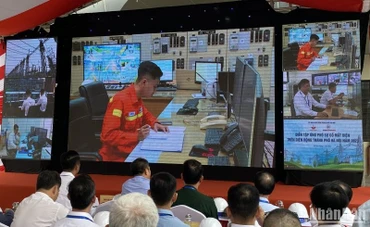 Ghi hình thực tế thao diễn tại các hiện trường lưới điện trên địa bàn Hà Nội.