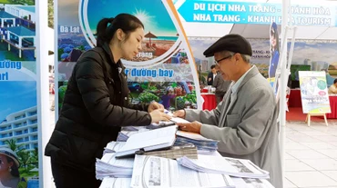 Doanh nghiệp giới thiệu các tour du lịch tới người dân tại Lễ hội Du lịch Hà Nội năm 2023.