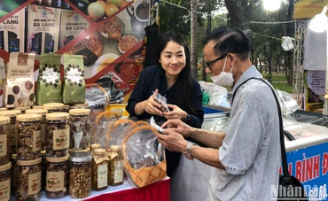 Doanh nghiệp tư vấn, thông tin chi tiết về sản phẩm tới người tiêu dùng.