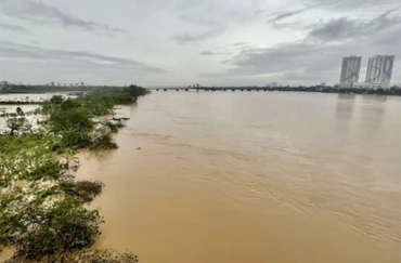 Nước sông Hồng tại Hà Nội đang dâng cao.