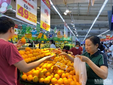 Người tiêu dùng mua sắm tại siêu thị Big C Thăng Long.