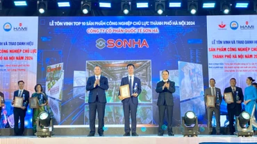 Lãnh đạo thành phố Hà Nội trao chứng nhận TOP 10 sản phẩm công nghiệp chủ lực năm 2024.