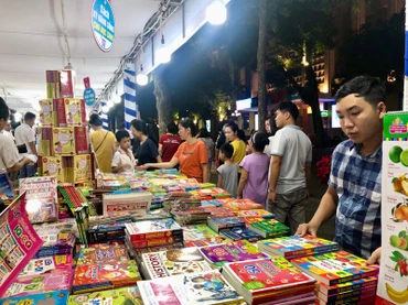 Hội sách Hà Nội được đông đảo người dân quan tâm, yêu thích. 