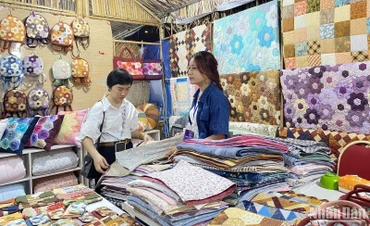 Các sản phẩm thủ công mỹ nghệ giới thiệu tại Hội chợ Hanoi Giftshow.