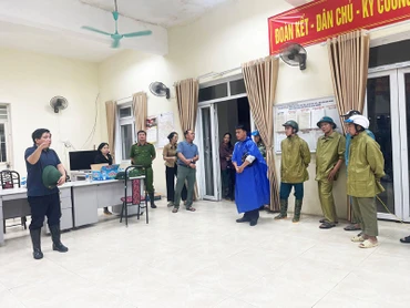 Lãnh đạo quận Bắc Từ Liêm (Hà Nội) chỉ đạo công tác phòng, chống mưa lũ tại phường Đông Ngạc ngay trong đêm 10/9.
